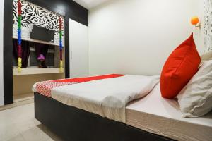 Een bed of bedden in een kamer bij OYO Flagship KANCHAN PALACE