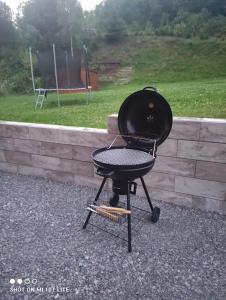 a black grill sitting on the ground in a yard at Chata Starý Mlyn in Habovka