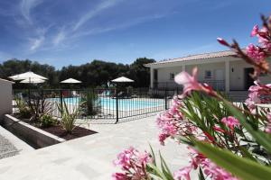 Πισίνα στο ή κοντά στο Hôtel Des Nacres