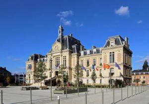 a large building with flags in front of it at App 2 - T2 Lumineux et Jardin Hyper-Centre 5min de la gare in Évreux