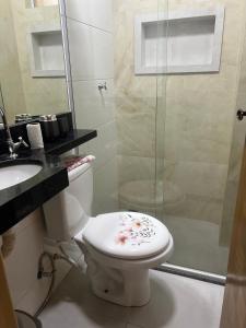a bathroom with a toilet and a shower at Flat completo no centro de Belém in Belém