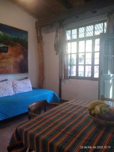 1 dormitorio con 1 cama y un plato de fruta en una mesa en Casitas del Cerro en Chacras de Coria