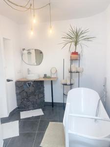 W łazience znajduje się umywalka, lustro i wanna. w obiekcie hotel rural GA7COLORES only adult w mieście Montaña Blanca