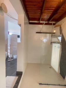 a room with a glass wall and a ceiling at CASA RURAL GA7COLORES only adult in Montaña Blanca