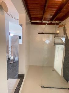 a glass wall in a room with a ceiling at CASA RURAL GA7COLORES only adult in Montaña Blanca