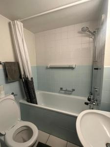 e bagno con vasca, servizi igienici e lavandino. di Schweiz (304) a Basilea