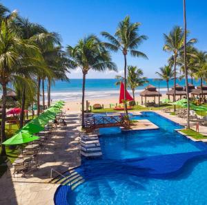 - une piscine bordée de palmiers et une plage dans l'établissement Hotel Solar Porto de Galinhas, à Porto de Galinhas