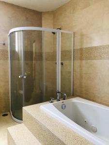 ein Badezimmer mit Badewanne und Dusche in der Unterkunft Casa Mireles in Oaxaca de Juárez