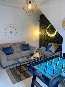 un soggiorno con divano e tavolo con una palla di foos di Modern and Comfy House, Sky sports, PS3 a Gateshead