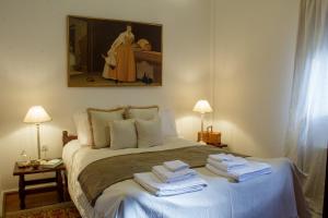 1 dormitorio con 1 cama con toallas en Philippe chateau, en Krepeni