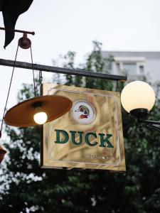 una señal para un restaurante de patos colgando de un semáforo en Kadıköy Duck hotel, en Estambul