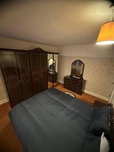 sypialnia z łóżkiem, komodą i lustrem w obiekcie Sweet dream 1 w Londynie