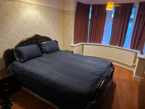 Bett in einem Zimmer mit zwei Kissen darauf in der Unterkunft Sweet dream 1 in London