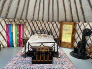 1 dormitorio con 1 cama en una yurta en Sweet Retreat and Yurt Farm, en New Ipswich