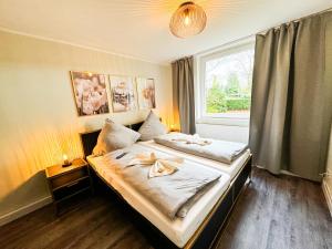 two beds in a room with a window at Messenah für 5 Gäste mit kostenlosen Parkplätzen in Hannover