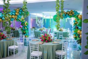 une salle de banquet avec des tables, des chaises et des ballons dans l'établissement Hotel City Plaza & Suites, à David