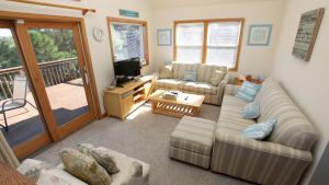 Posezení v ubytování Oceanside, Private Pool, Hot Tub, Dogs Welcome, Pool Table, OS2K, Sea Song