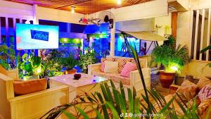 uma sala de estar com muitas plantas em Golden Aurora Lodge em Kumasi