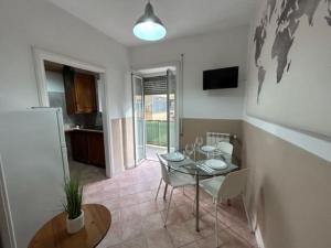 a dining room with a table and a kitchen at [La Maison du Monde] in Rome