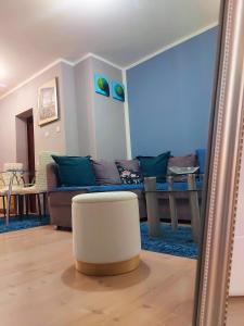 - un salon avec un canapé et un miroir dans l'établissement Quattro apartment, à Zaječar