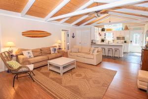 カローラにあるOS2I, The Beach Box- Oceanside, Private Pool, Hot Tub, Ping Pong Tableのギャラリーの写真