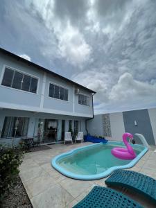 uma piscina com um flamingo rosa numa casa em Casa com Piscina temporada em Florianópolis