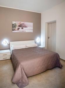 una camera con un grande letto di Casa Vacanze GeO a Mazara del Vallo