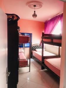 Ein Etagenbett oder Etagenbetten in einem Zimmer der Unterkunft Tafoukt Surf Hostel Taghazout