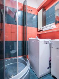 a bathroom with a shower and a toilet at 71, ***3beds: Deluxe Warm Suite in Warsaw Manhattan*** in Warsaw