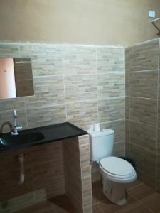 uma casa de banho com um WC e um lavatório em Casa de praia majorlandia em Majorlândia