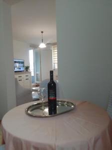Lukavica的住宿－Stan na dan，一张桌子上的一瓶葡萄酒和一杯