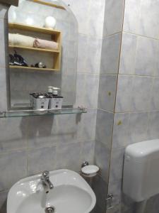 Lukavica的住宿－Stan na dan，一间带水槽和卫生间的浴室
