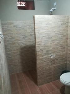 uma casa de banho com chuveiro e WC em Casa de praia majorlandia em Majorlândia