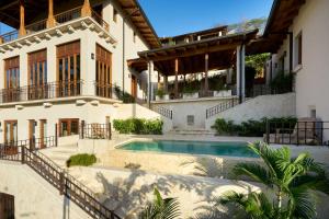 een uitzicht op een huis met een zwembad bij Las Catalinas - Beachfront GUESTHOUSE for 6 persons - Alouatta Guesthouse in Playa Danta