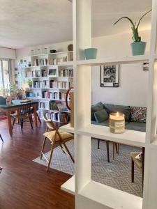 a living room with a couch and a table at Paris : Appartement familial avec parking privé in Clichy