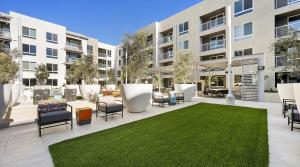 アーバインにあるGlobal Luxury Suites Irvineの建物前の芝生の中庭
