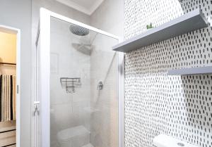 Vannituba majutusasutuses Midrand Classy & Eclectic 1-Bed w/Throwback Vibes