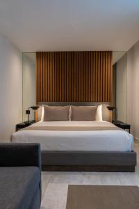 Postel nebo postele na pokoji v ubytování Nassau Suite South Beach, an All Suite Hotel