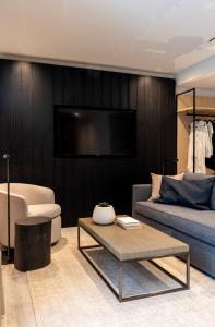 un soggiorno con divano e TV di Nassau Suite South Beach, an All Suite Hotel a Miami Beach