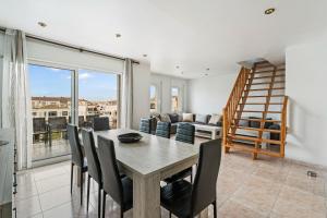 ein Esszimmer mit Tisch und Stühlen in der Unterkunft WELCS APARTAMENTO 105 EMP cerca del mar in Empuriabrava