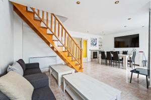 ein Wohnzimmer mit Treppe und ein Esszimmer in der Unterkunft WELCS APARTAMENTO 105 EMP cerca del mar in Empuriabrava