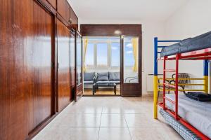 Zimmer mit 2 Etagenbetten und einem Stuhl in der Unterkunft WELCS APARTAMENTO 105 EMP cerca del mar in Empuriabrava