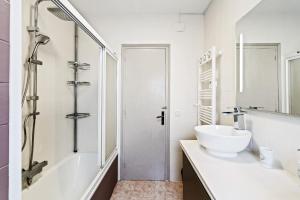 ein weißes Badezimmer mit Waschbecken und Dusche in der Unterkunft WELCS APARTAMENTO 105 EMP cerca del mar in Empuriabrava + 18 Fotos