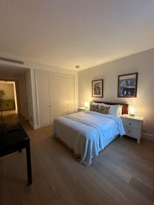 Un pat sau paturi într-o cameră la Canary Wharf 1 bed apartment