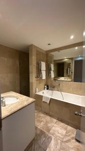 Ένα μπάνιο στο Canary Wharf 1 bed apartment