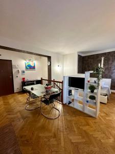 a living room with a bed and a table in a room at CASAVACANZETOFFEE in Bologna