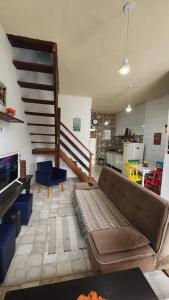 a living room with a couch and a kitchen at Casa da Praia - Casa em Arraial do Cabo - Monte Alto - Região dos Lagos - RJ in Arraial do Cabo