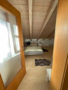 Kleines Zimmer mit einem Bett im Dachgeschoss in der Unterkunft Zweite Heimat in Mühldorf in Mühldorf