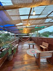 eine Terrasse mit Bänken und Tischen auf einer Terrasse in der Unterkunft Rincón d'Olón Boutique Hotel in Olón