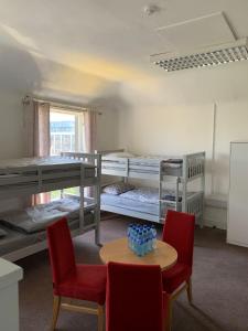 Zimmer mit 2 Etagenbetten und einem Tisch mit Stühlen in der Unterkunft City Centre Skyline Private Room in Dublin